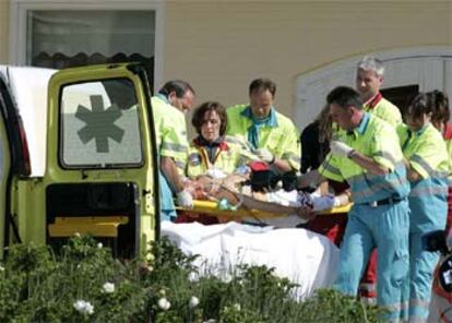 Personal sanitario atiende a Gijs van Dam tras ser tiroteado el pasado 28 de mayo.