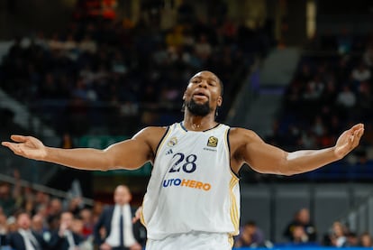 El alero francés del Real Madrid Guerschon Yabusele reacciona durante el partido de EuroLiga ante el ASVEL.