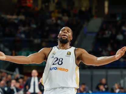 El alero francés del Real Madrid Guerschon Yabusele reacciona durante el partido de EuroLiga ante el ASVEL.