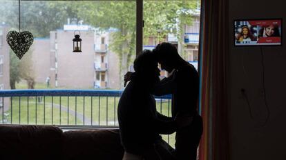 La pareja gay Mustak y Sahir se abrazan en el centro de acogida donde residen, en Holanda. 