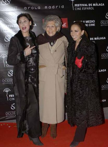 Las actrices Maria Barranco, Pilar Bardem y Ana Belen, a su llegada al Centro de Arte Reina Sofia, donde participaron en la Fiesta de la Luz, cuya recaudacion es destinada a actores sin recursos.