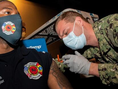Un militar estadounidense recibe la vacuna contra la covid-19 en el Hospital Naval de EE UU en la base de Rota (Cádiz).