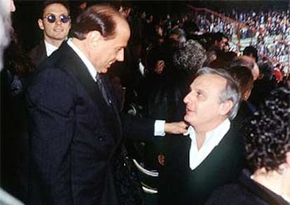 Calisto Tanzi (a la derecha), con el primer ministro italiano, Silvio Berlusconi, en una imagen del año 2001.