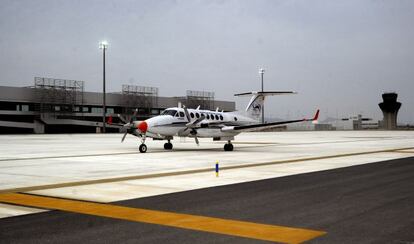 Avión de verificación en vuelo, en el verado de 2012, en el aeropuerto murciano de Corvera.