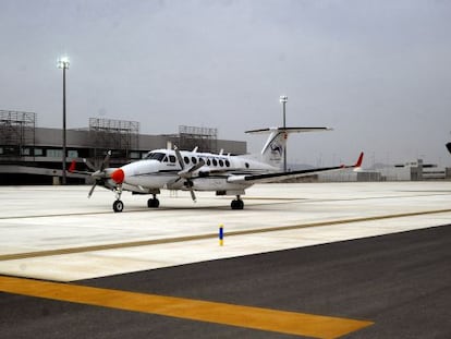 Avi&oacute;n de verificaci&oacute;n en vuelo, en el verado de 2012, en el aeropuerto murciano de Corvera.