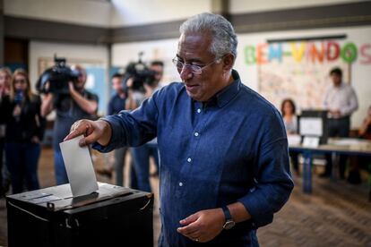 El primer ministro de Portugal, António Costa, ejerce su derecho al voto en un colegio electoral en Lisboa. "Este es un día para que los ciudadanos hablen", ha manifestado en declaraciones recogidas por el diario luso 'Publico'.