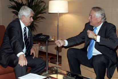 Pasqual Maragall y el presidente de Seat, Andreas Schleef,  en el Palau de la Generalitat.