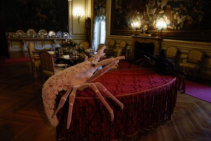 Una de las obras de la artista Joana Vasconcelos en la muestra 'Flamboyant', en el palacio de Liria.
