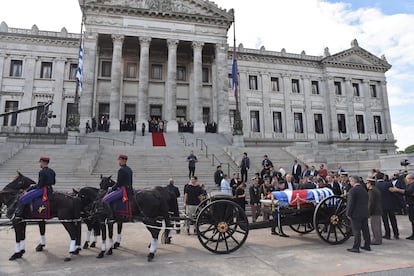 El cortejo fúnebre del expresidente de José Mujica llega al Palacio Legislativo de Uruguay.
