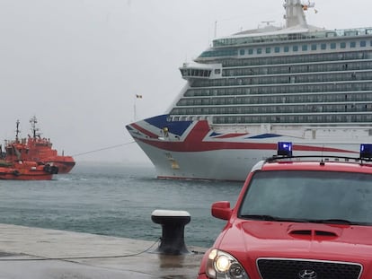 El fuerte viento en la isla de Mallorca rompió las amarras del crucero Britania y lo desplazó al otro extremo de la dársena hasta chocar contra un petrolero.