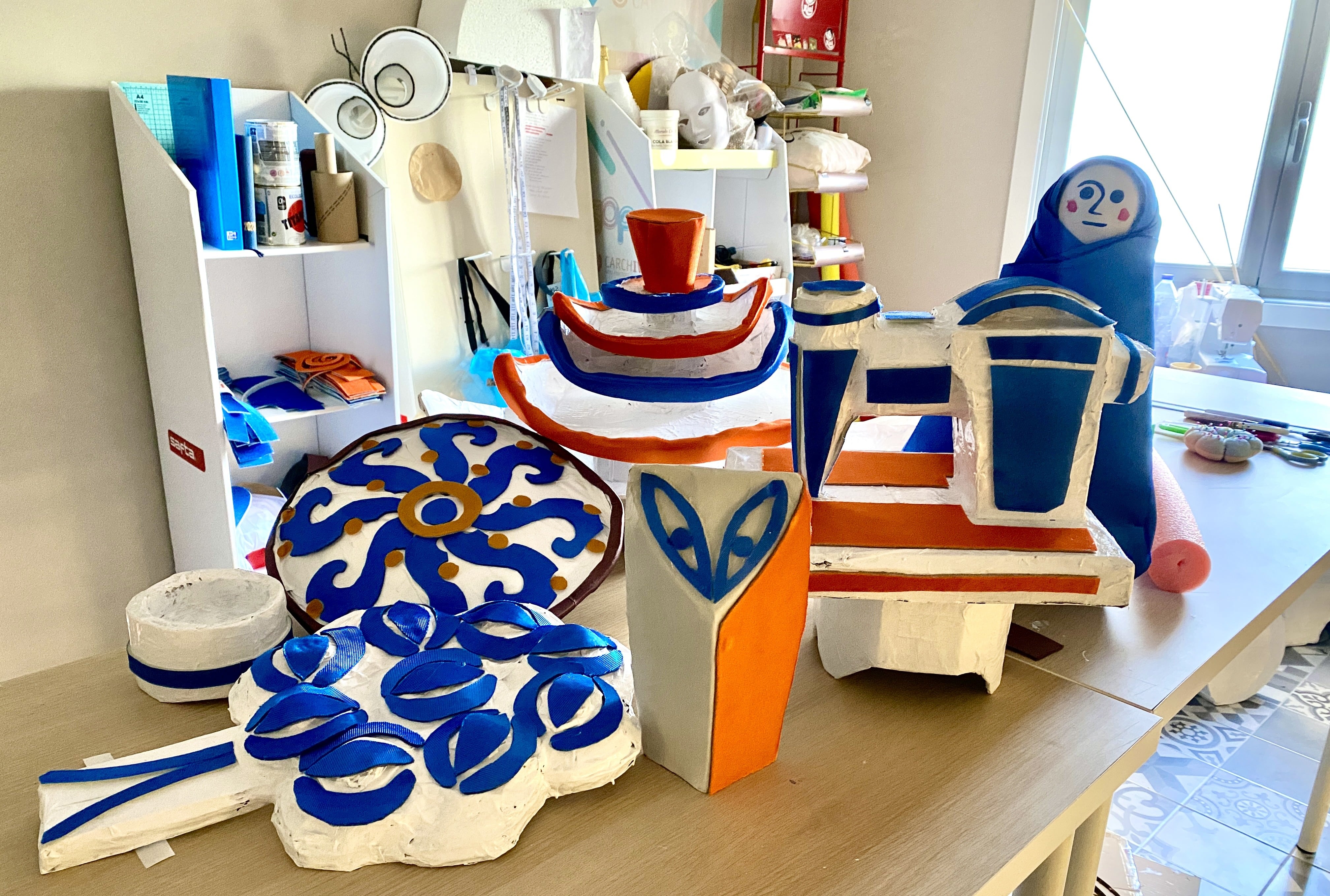 Piezas de los disfraces de la comparsa de Arteixo (A Coruña) que reproduce las figuritas de la cerámica de Sargadelos.