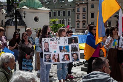 Unos manifestantes sostienen un cartel en memoria de los periodistas muertos tras la invasión rusa de Ucrania en Cracovia, (Polonia), en mayo de 2022.