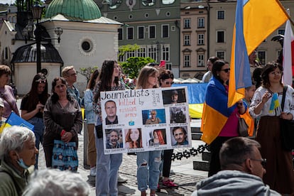 Unos manifestantes sostienen un cartel en memoria de los periodistas muertos tras la invasión rusa de Ucrania en Cracovia, (Polonia), en mayo de 2022.