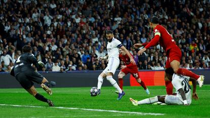 Benzema remata el único tanto del partido en el Real Madrid-Liverpool de este miércoles.