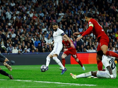 Benzema remata el único tanto del partido en el Real Madrid-Liverpool de este miércoles.