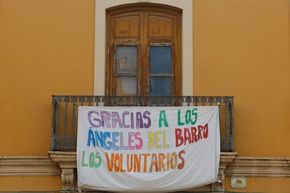 Una pancarta de agradecimiento a los voluntarios en la  localidad de La Torre (Valencia), el 8 de noviembre.