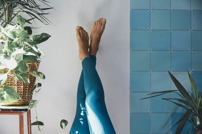 'Legs on wall' (piernas sobre la pared) es la postura de moda en TikTok. ¿Por qué?
