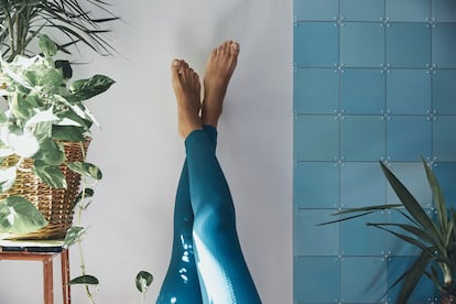 'Legs on wall' (piernas sobre la pared) es la postura de moda en TikTok. ¿Por qué?