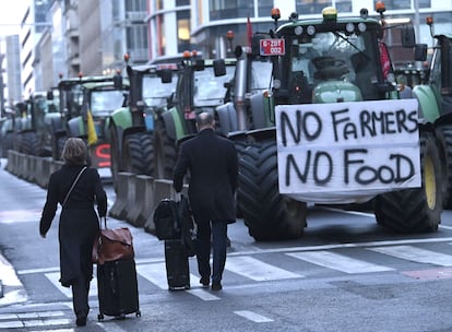 Decenas de tractores bloquean una calle del centro de Bruselas durante la protesta de agricultores, este jueves.