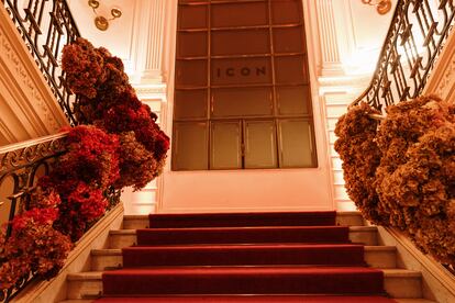 El palacio de Santa Coloma, sede del consulado italiano en Madrid, fue engalanado por Sara Uriarte, fundadora del estudio creativo Cordero Atelier. Su espectáculo floral vestía las barandillas del recibidor del palacio.