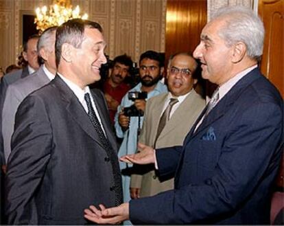 Un miembro de la diplomacia paquistaní da la bienvenida a Anatoly Safonov en Islamabad.