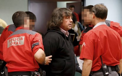 Efectivos de la Policía Foral custodian a Jaime Jiménez Arbe en el interior de la Audiencia Provincial de Navarra, en julio de 2008.