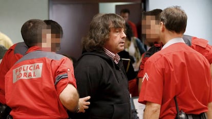 Efectivos de la Policía Foral custodian a Jaime Jiménez Arbe en el interior de la Audiencia Provincial de Navarra, en julio de 2008.