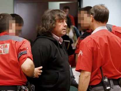 Efectivos de la Policía Foral custodian a Jaime Jiménez Arbe en el interior de la Audiencia Provincial de Navarra, en julio de 2008.