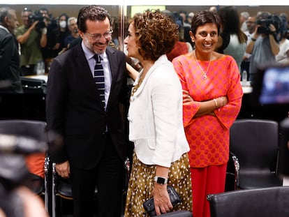 La ministra de Hacienda, María Jesús Montero, conversa con el consejero de Economía, Hacienda y Empleo de la Comunidad de Madrid, Javier Fernández-Lasquetty, durante el Consejo de Política Fiscal y Financiera de este miércoles en Madrid.