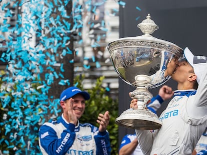 Alex Palou, de Chip Ganassi Racing Honda, levanta el trofeo de campeón del Campeonato Indy Car.