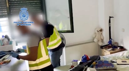 Captura de vídeo donde se muestra el registro de la Policía en la vivienda de Pinto (Madrid) donde vivían el presunto pedófilo y su pareja.