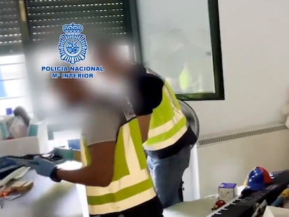 Captura de vídeo donde se muestra el registro de la Policía en la vivienda de Pinto (Madrid) donde vivían el presunto pedófilo y su pareja.