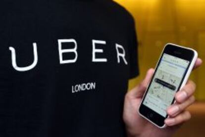Un usuario muestra la aplicación de Uber en Londres.