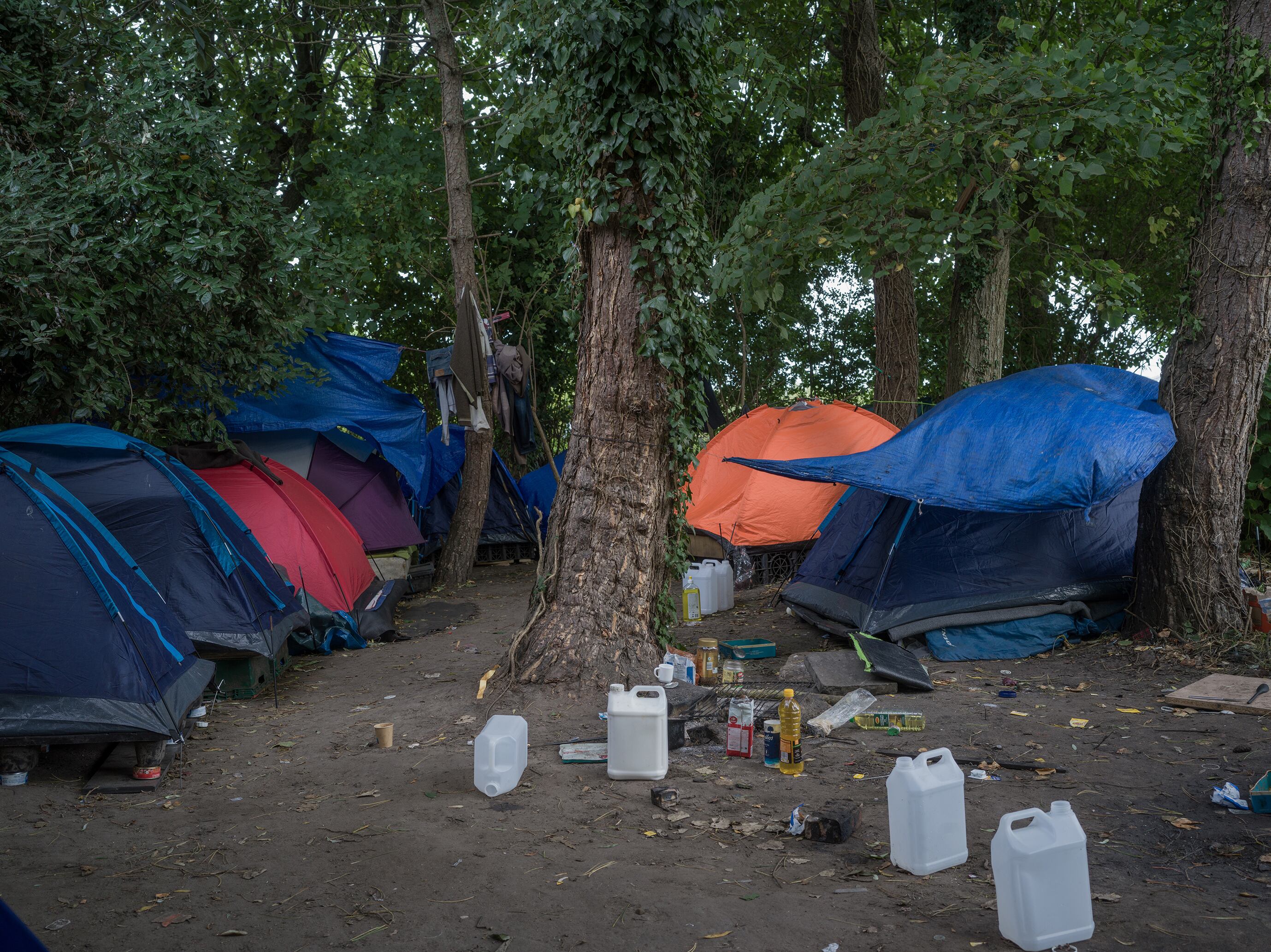 Uno de los campamentos temporales de inmigrantes sudaneses en un bosque de Calais, donde se esconden esperando su oportunidad para intentar cruzar a Reino Unido. 