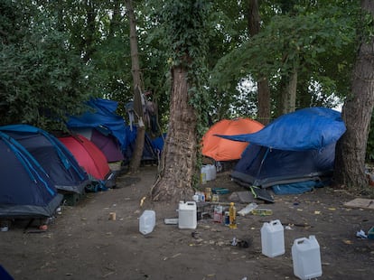 Uno de los campamentos temporales de inmigrantes sudaneses en un bosque de Calais, donde se esconden esperando su oportunidad para intentar cruzar a Reino Unido. 