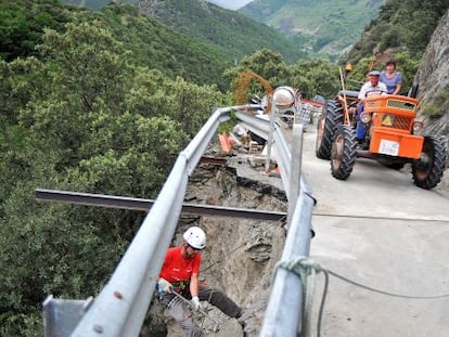 Trabajos de reparaci&oacute;n del despredimiento en la carretera de Berr&oacute;s.