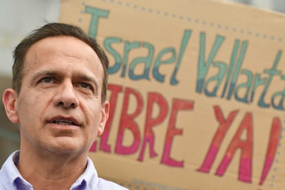 Israel Vallarta durante una conferencia frente a la Suprema Corte de Justicia de la Nación, en Ciudad de México, el 8 de agosto 2025. 