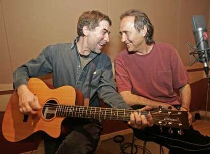 Los cantautores Serrat y Sabina, en el estudio de grabación.