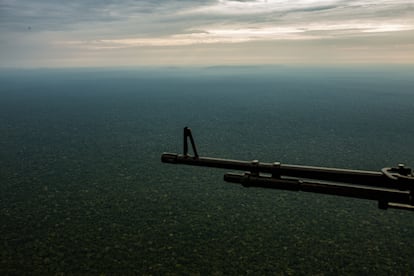 La deforestación gana terreno esas regiones amazónicas. Sin embargo, aún es posible encontrar extensiones de selva intacta, como esta en el departamento del Guaviare. Los expertos advierten políticas de erradicación empujan a la coca hacia lugares cada vez más remotos como este.