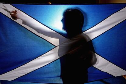 Un trabajador termina una bandera de Escocia en una fábrica de Glasgow. El referéndum sobre si Escocia tiene que ser un país independiente se celebrará el 18 de septiembre de 2014.