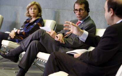 Dolores Flores del Ayuntamiento de Madrid, el embajador Alan D. Solomont y Julio Gonz&aacute;lez, director de la Fundaci&oacute;n Real Madrid.