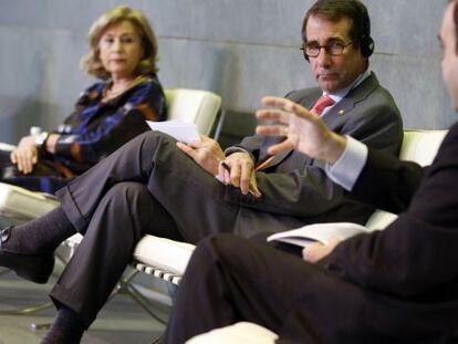Dolores Flores del Ayuntamiento de Madrid, el embajador Alan D. Solomont y Julio Gonz&aacute;lez, director de la Fundaci&oacute;n Real Madrid.