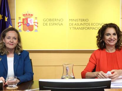 La vicepresidenta primera y ministra de Asuntos Económicos, y Nadia Calviño, y la ministra de Hacienda, María Jesús Montero, durante la presentación del escenario macroeconómico 2022-2025.