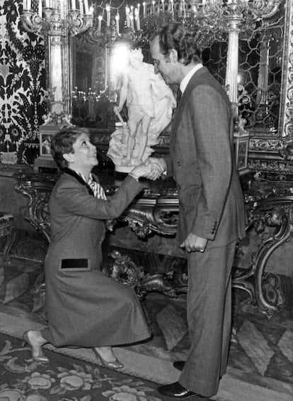 El Rey Don Juan Carlos, recibe en audiencia a la artista en el Palacio Real, en abril de 1985.