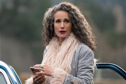 Andie MacDowell y su melena gris en ‘La Asistenta’.