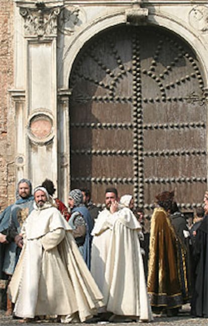 Personajes de la película, ayer, en la Casa de Pilatos de Sevilla.