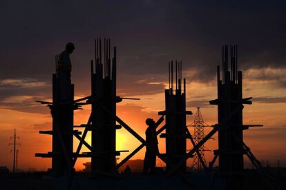 Trabalhadores da construção seguem com sua tarefa durante o pôr do sol em Mazar-i-Sharif (Afeganistão), em 22 de abril de 2014.