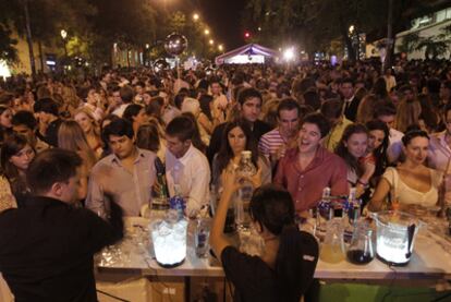 El reclamo del lujo accesible reunió en el entorno de la calle de Serrano a miles de personas que desfilaron por muchos de sus establecimientos.