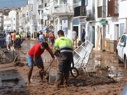 Los vecinos de Alcanar intentan limpiar el barro y arreglar los destrozos causados por el temporal en el municipio de Tarragona.