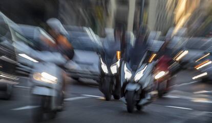 Motos en un carrer de Barcelona.